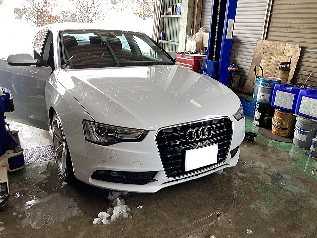 Audi A5�N���g���̎Ԍ�